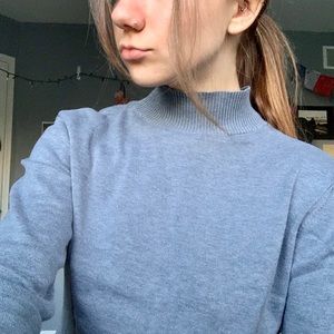 GREY TURTLENECK